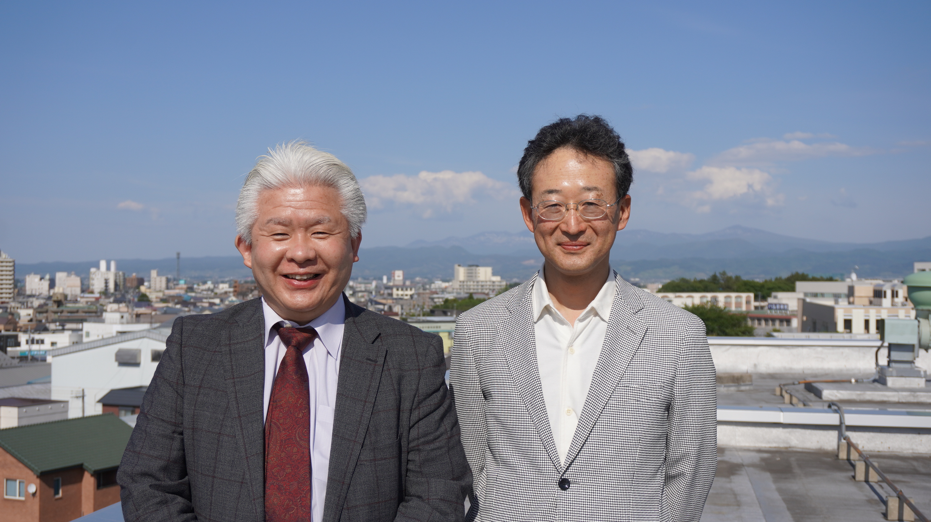 (左から)弘前大学教育学部の長南幸安教授、技術教育研究所の福眞睦城代表