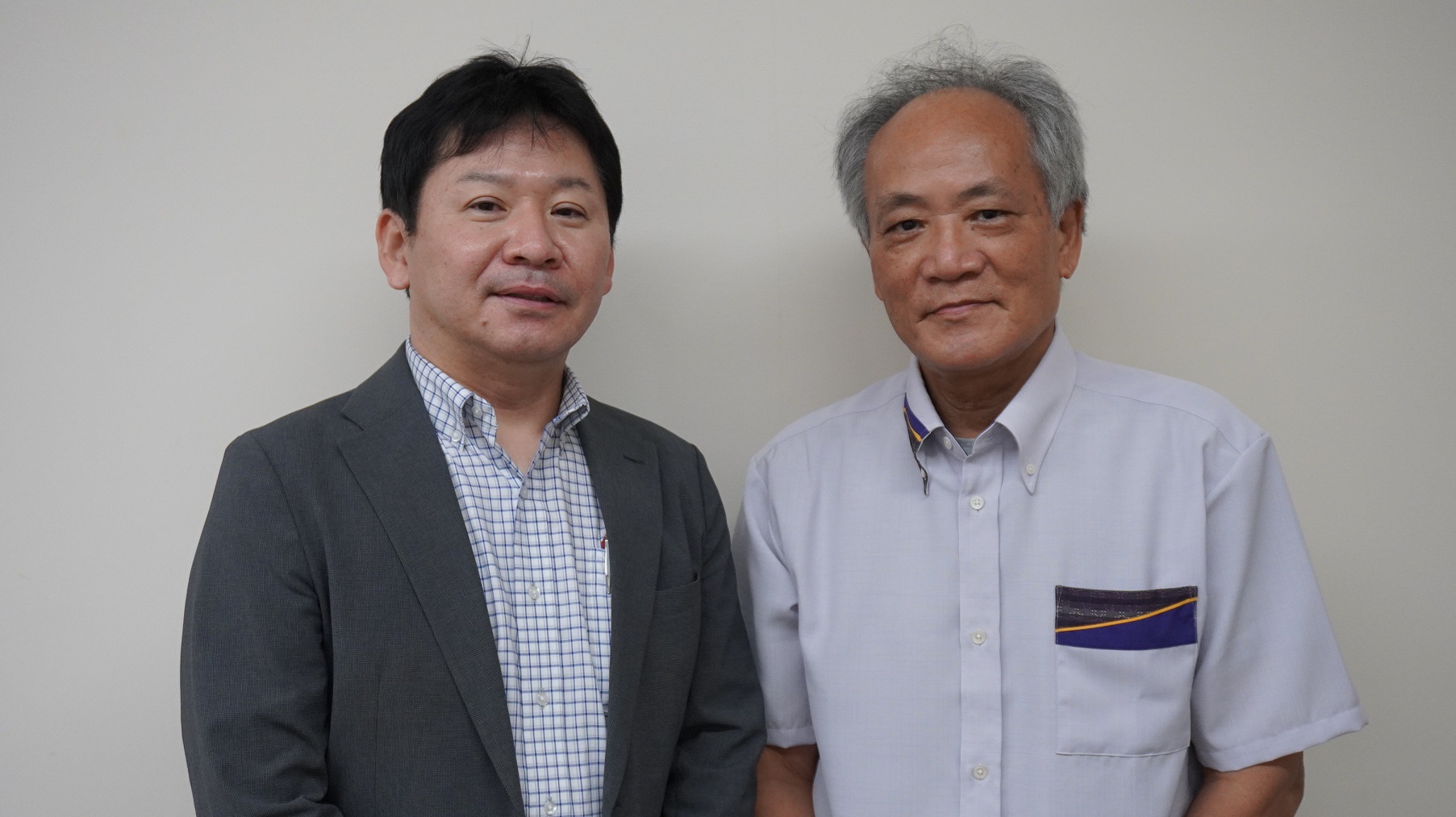 (左から)濱田栄作・琉球大学教育学部教授、清水洋一・琉球大学名誉教授