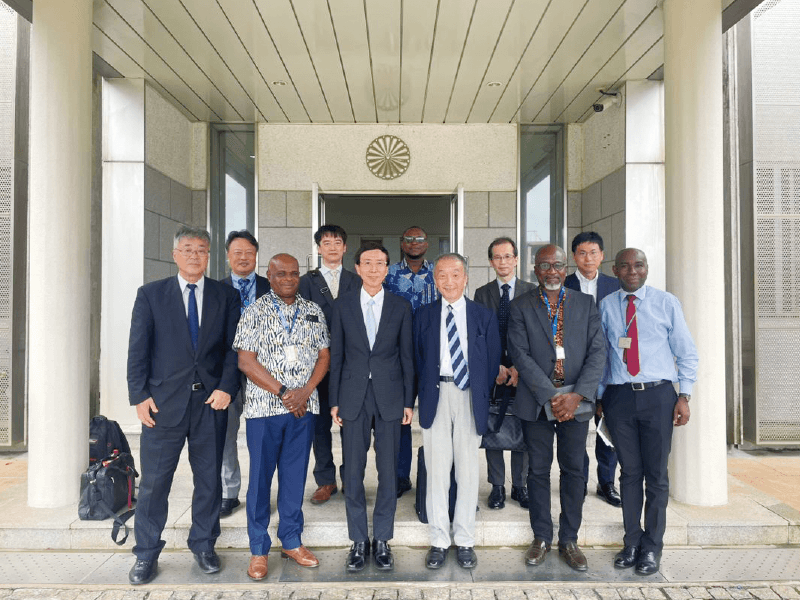 在ガーナ日本大使館前で望月特命全権大使（前列左から３人目）らと情報交換