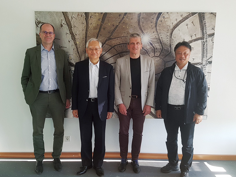 ドイツのBGEトーマス・ローチ社長(左から3人目)とNUMO理事長 近藤(左から2人目)