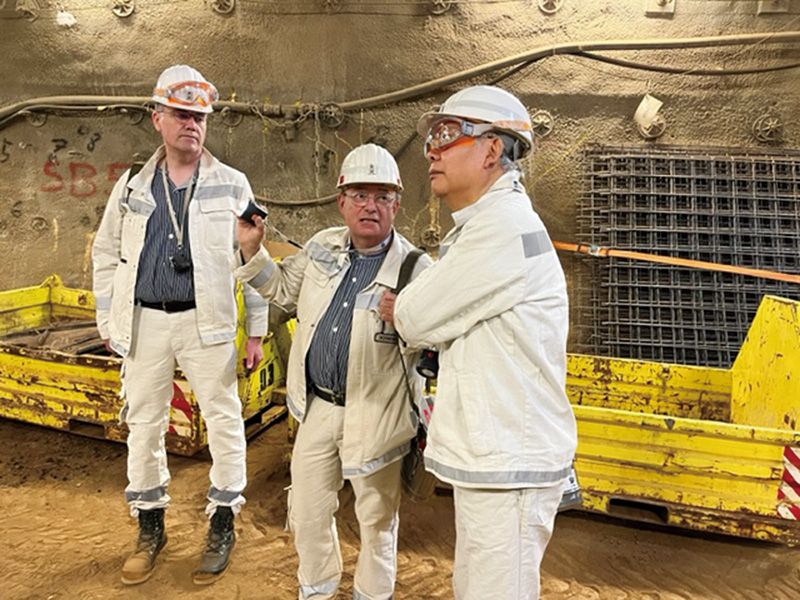 コンラッド低中レベル放射性廃棄物処分場（ドイツ）でBGE担当者から説明を受けながら地下1,000mを視察