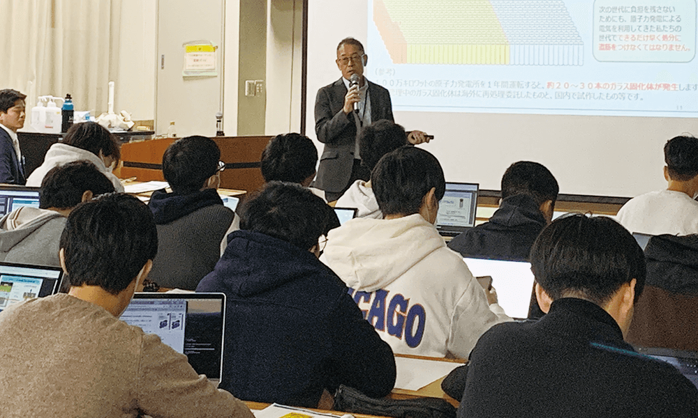 地層処分の概要について説明するNUMO理事 植田