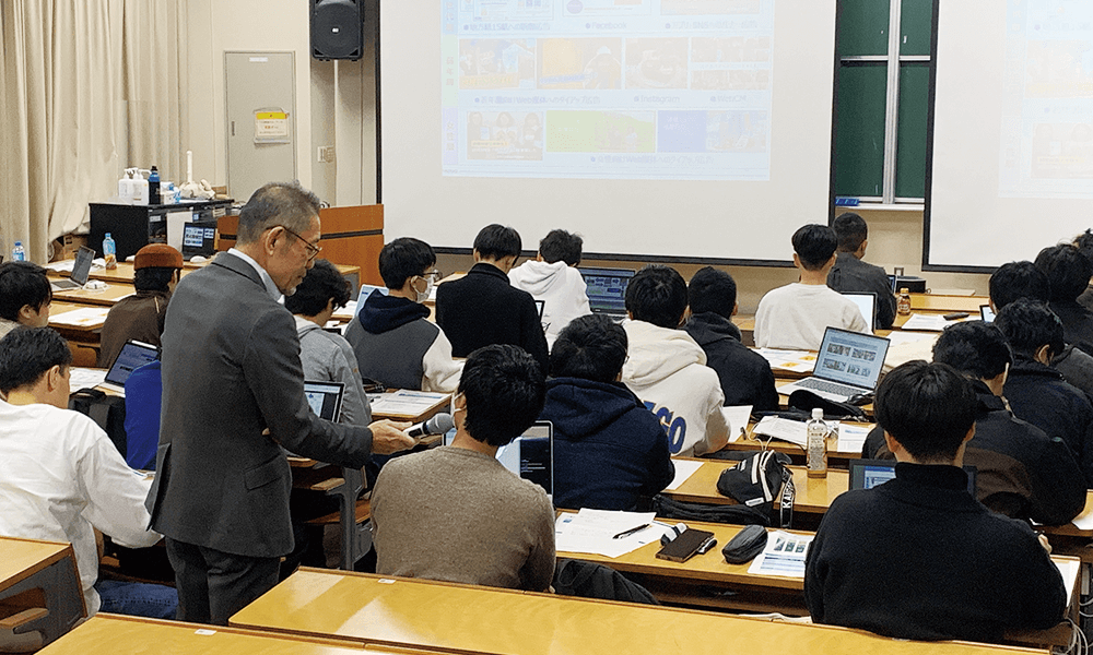 学生へのインタビューの模様