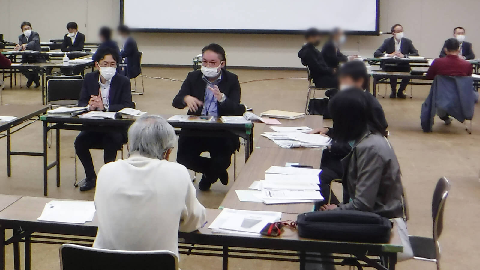 説明会で参加者からの質問に答えている様子